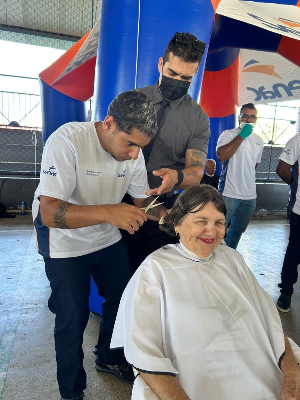Alunos do curso de Barbeiro do Senac de São Mateus levam atendimentos de beleza gratuitos para a comunidade