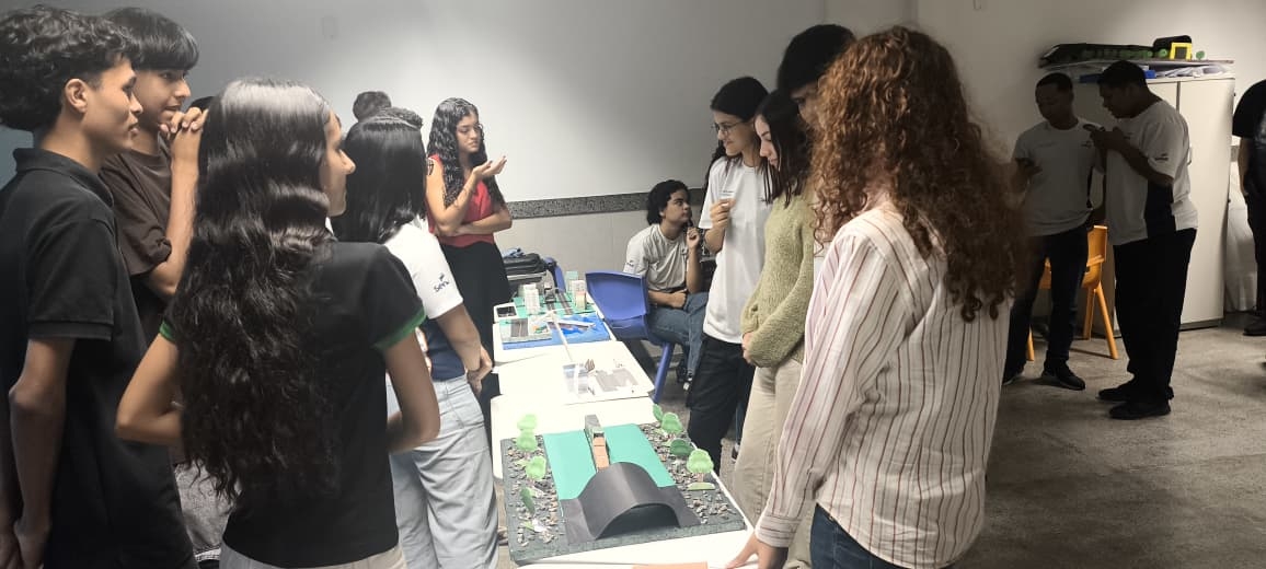 Alunos do curso de aprendizagem do Senac de Linhares realizam exposição sobre modais logísticos com uso de maquetes e inteligência artificial