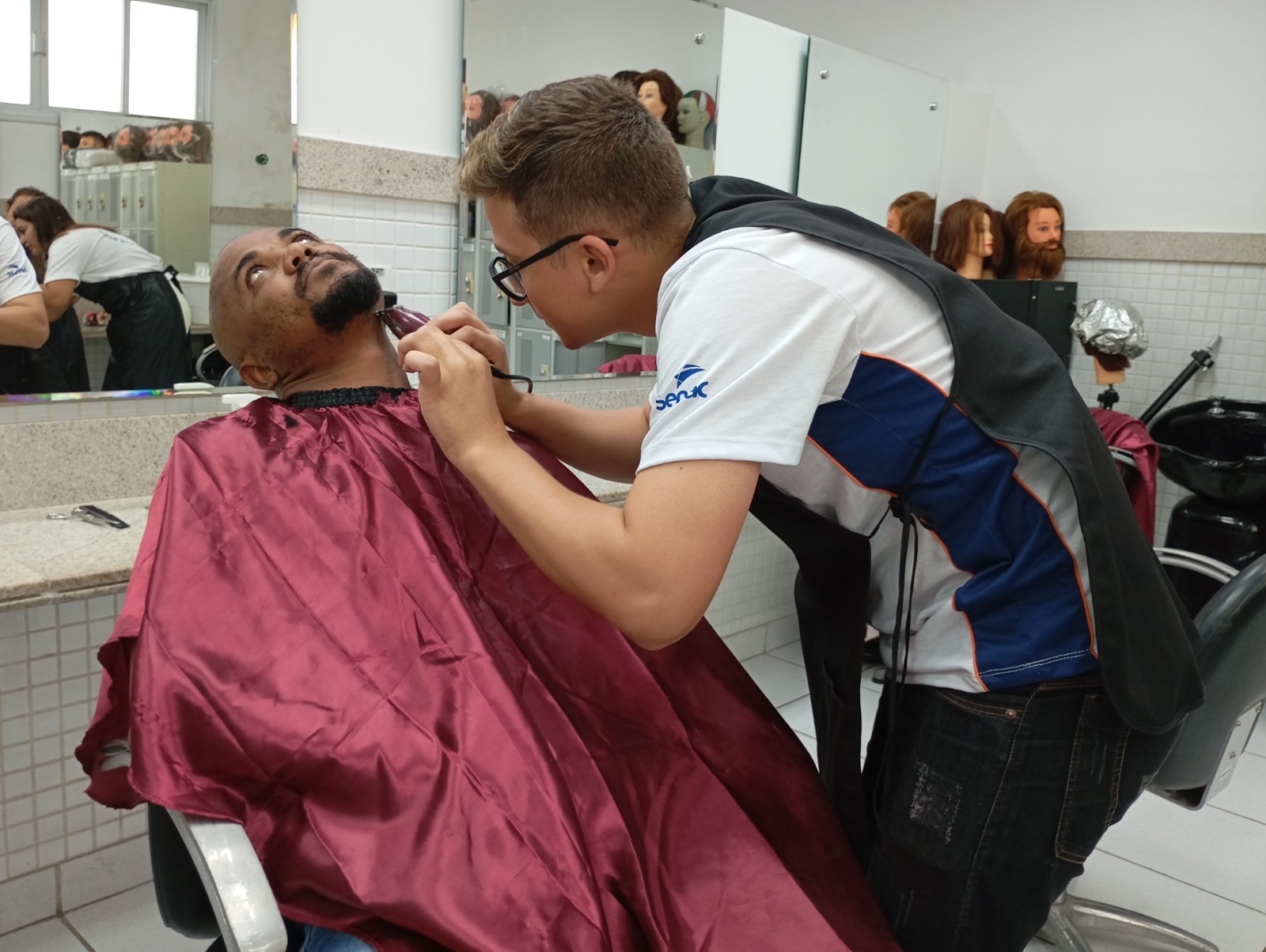 Senac-ES faz corte masculino gratuito em cabelos de noivos para casamento comunitário em Cachoeiro de Itapemirim