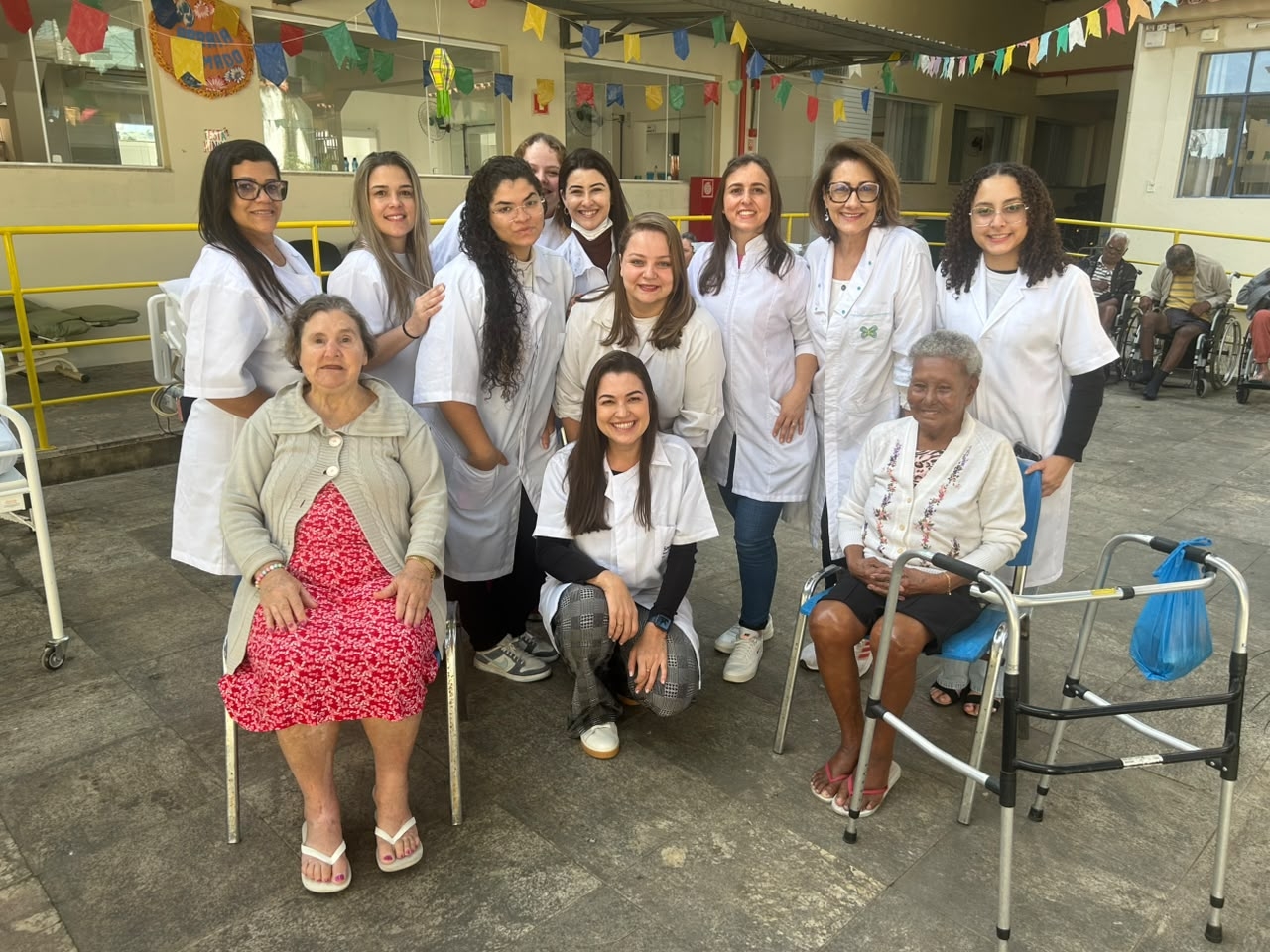 Desenvolvida por alunos do Senac-ES, pesquisa sobre cuidados da pele madura inclui revitalização facial gratuita em idosos do Lar São João XXIII