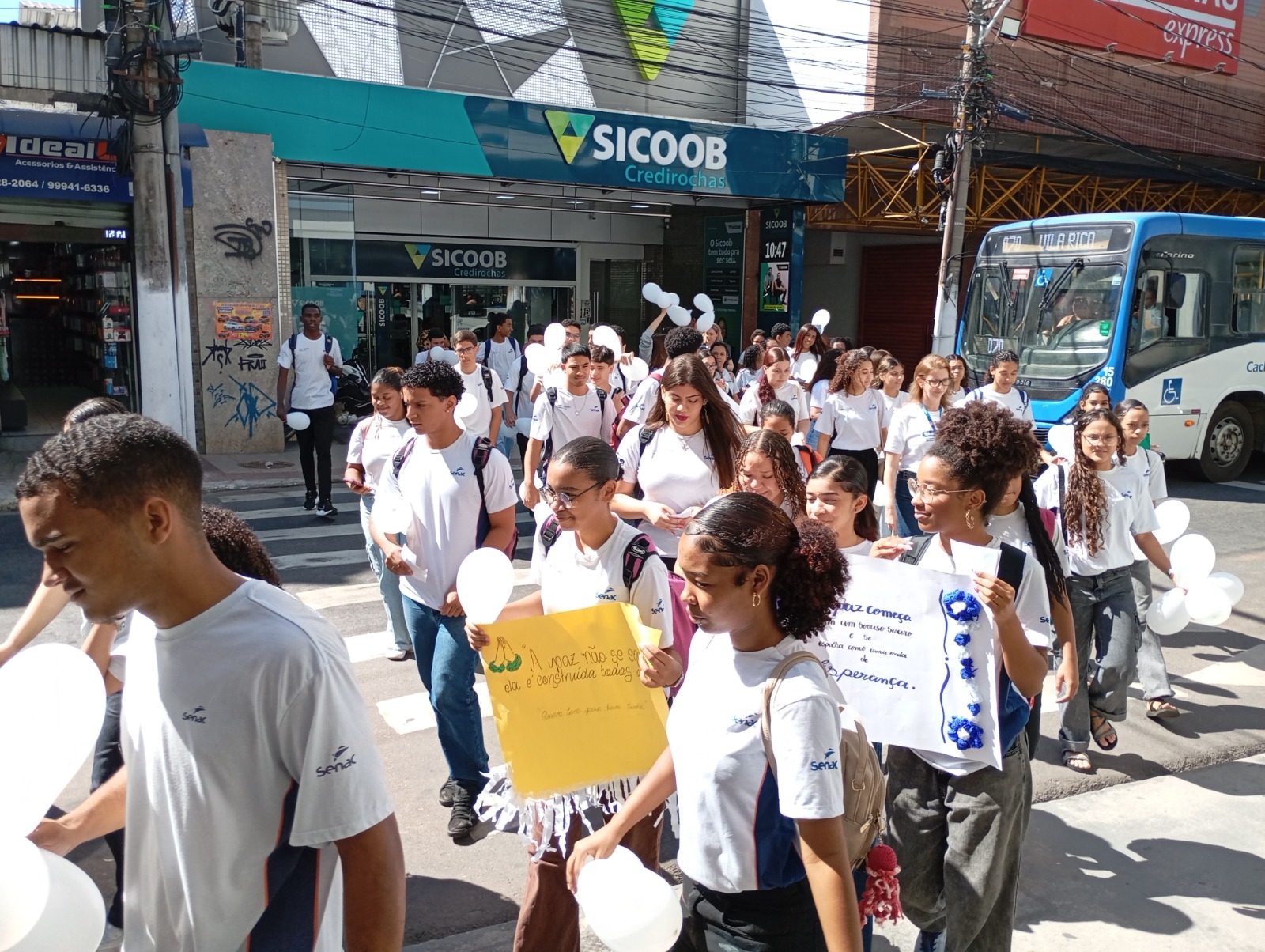 Caminhada pela paz mobiliza alunos do Senac-ES no centro de Cachoeiro de Itapemirim
