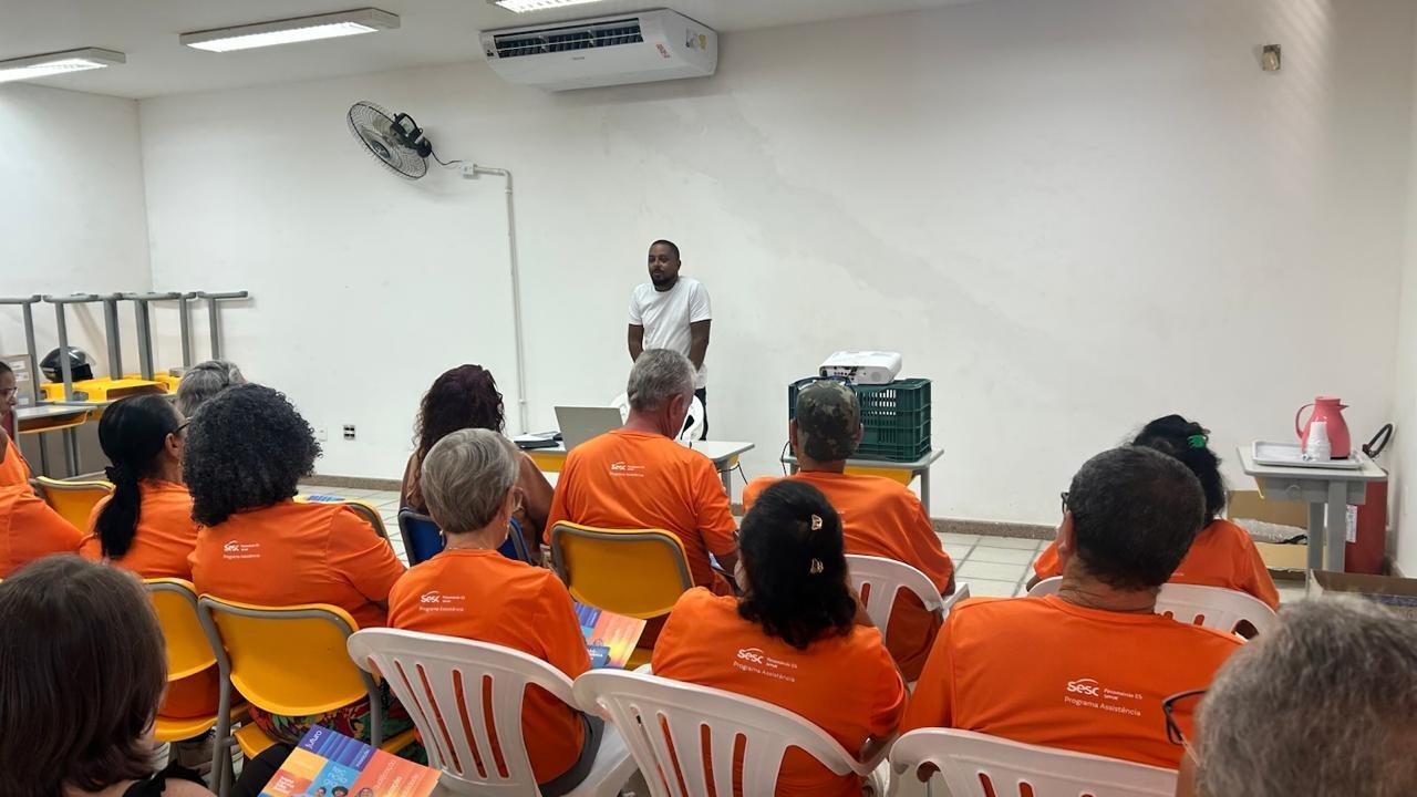 Curso prático ensina idosos de São Mateus a fazerem fotografia profissional com o celular
