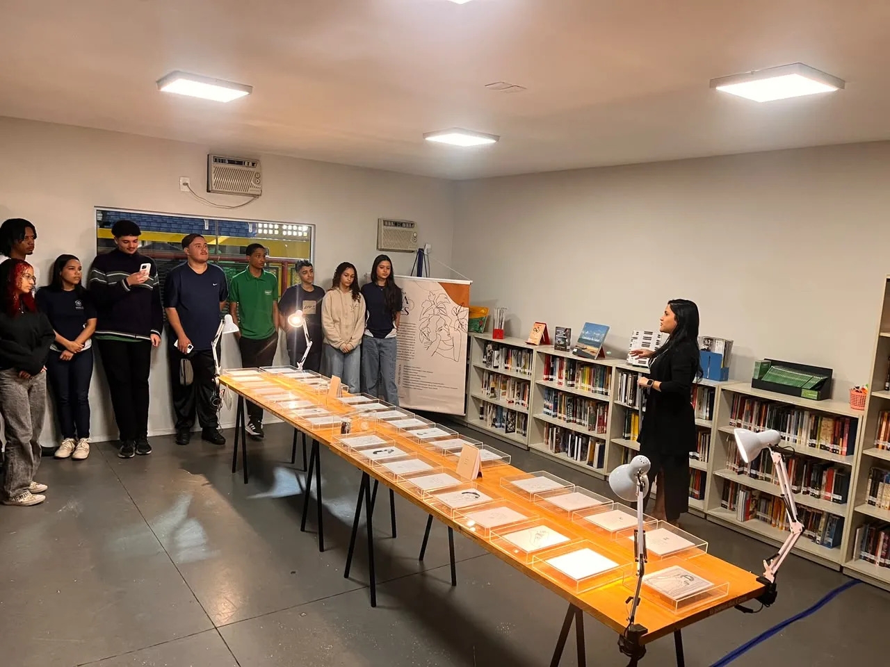 Alunos do Senac-ES em Colatina visitam a exposição artística “O Poema das Cores”