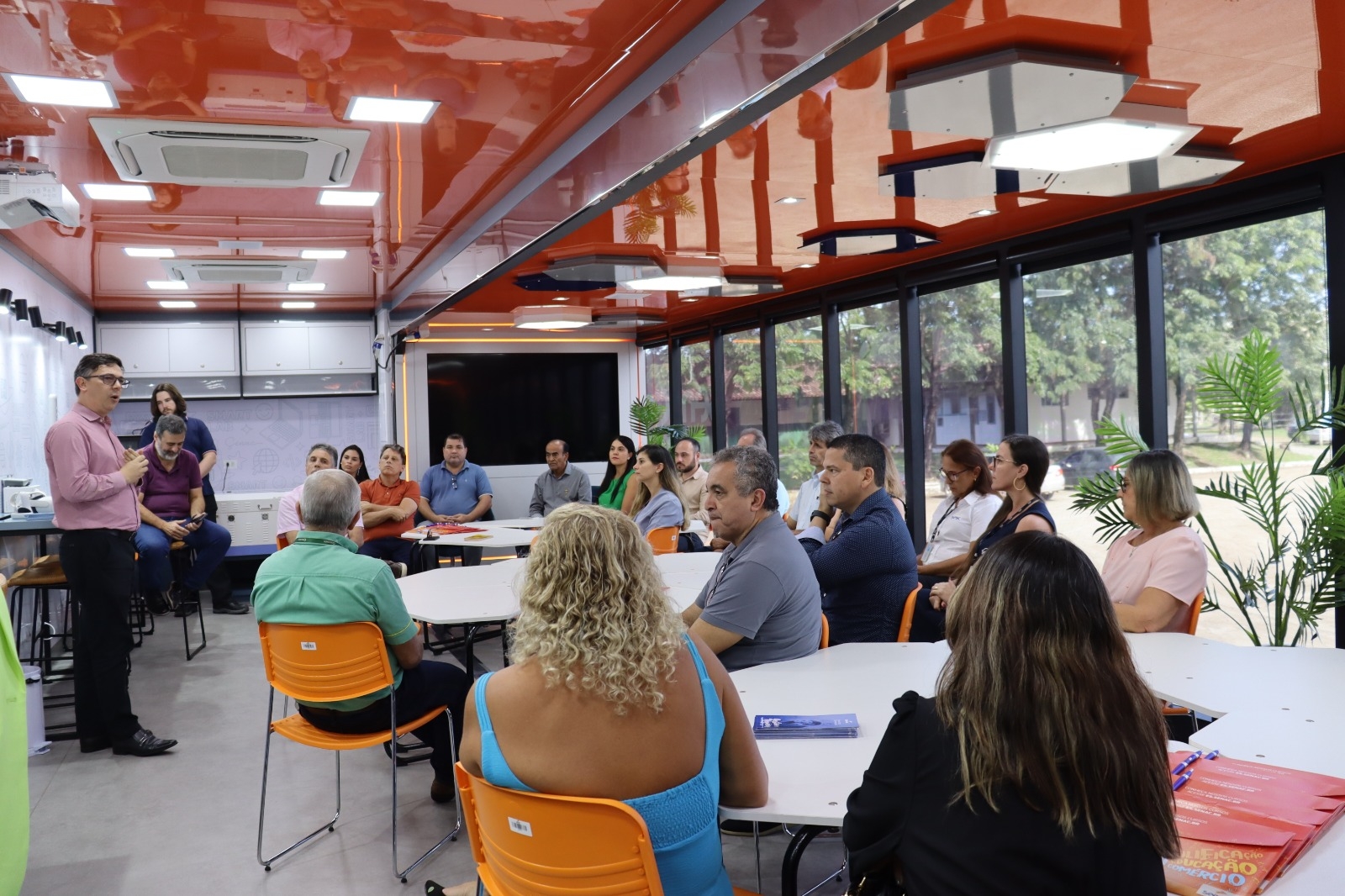 Senac-ES convida autoridades de Aracruz para tour  guiado na Unidade Móvel Smart Lab