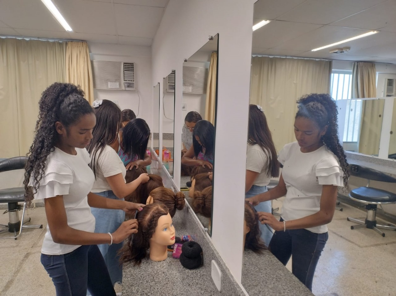 Senac-ES e Prefeitura de Linhares promovem curso de Penteados Afro para beneficiários do Bolsa Família