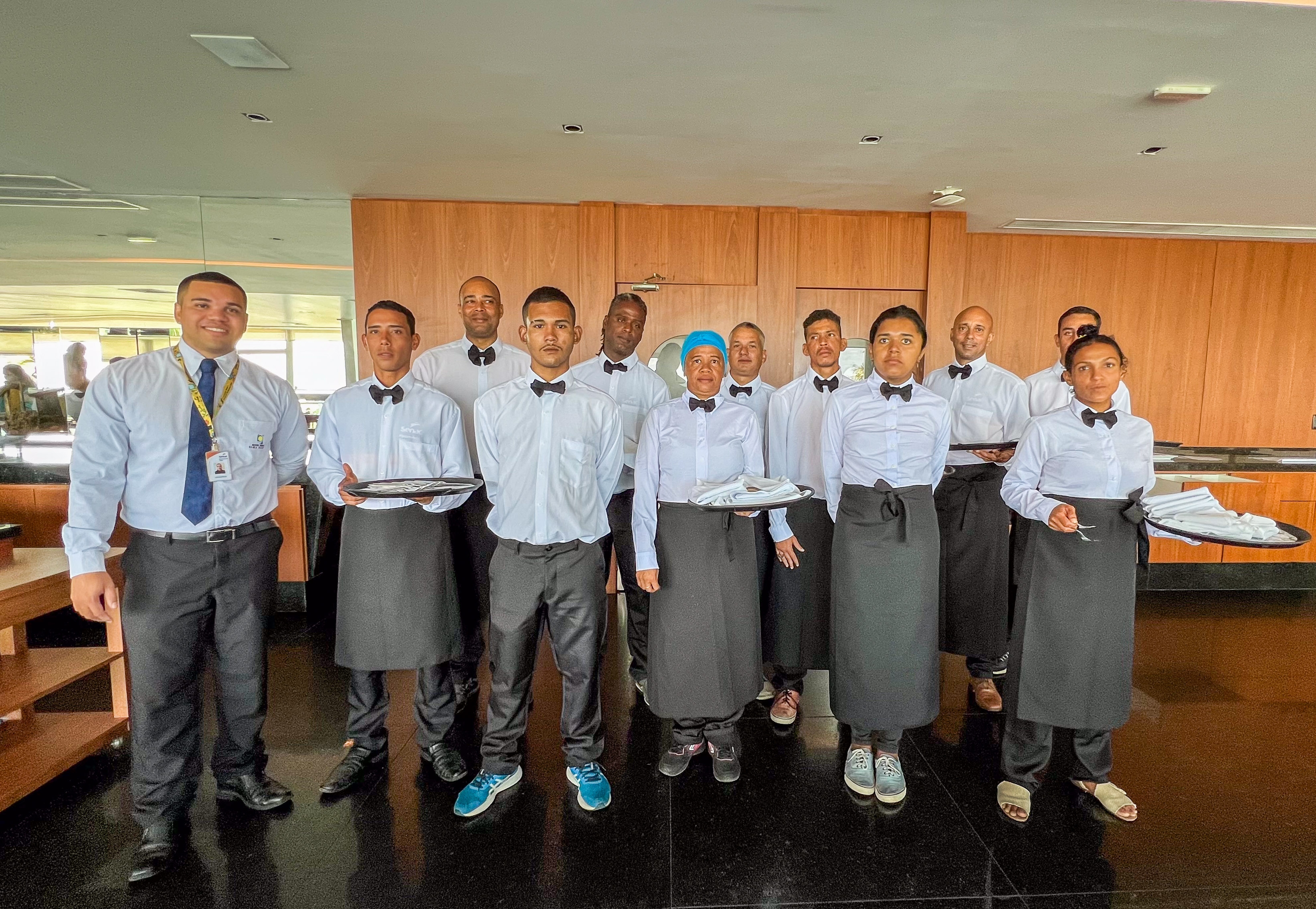 Turma do curso de garçom do Senac Serra, formada por pessoas em situação de rua, participa de treinamento no Hotel Senac Ilha do Boi