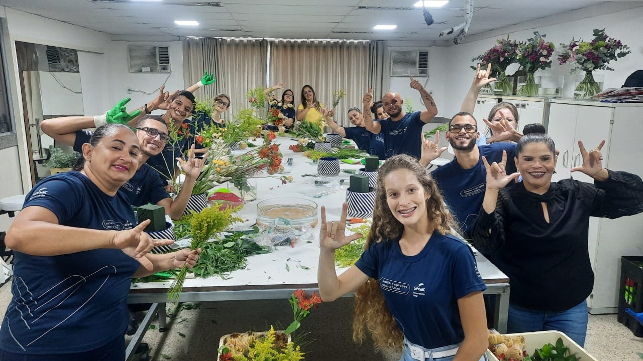 Projeto Ao Som das Flores profissionaliza alunos surdos para a ocupação de Florista