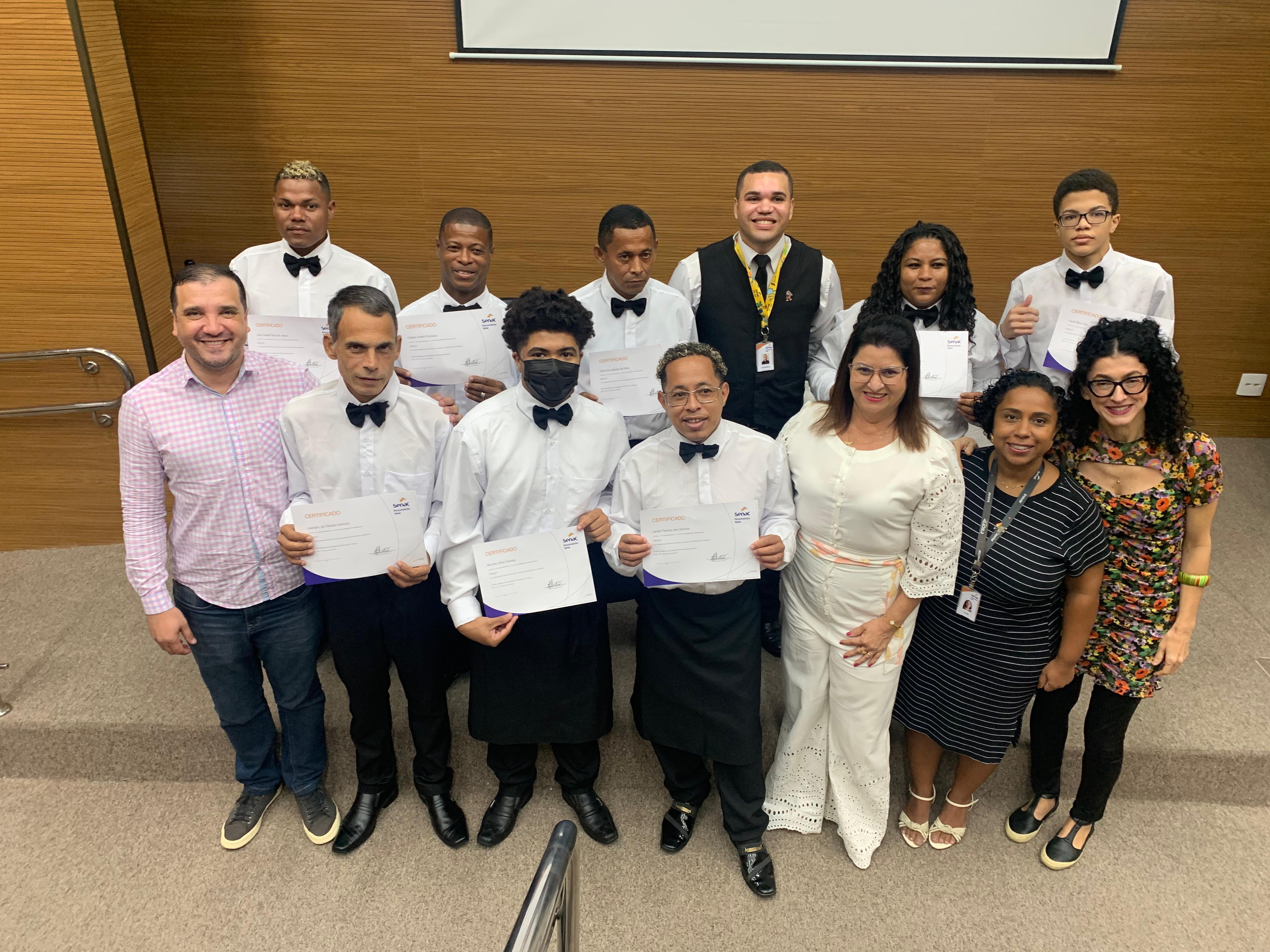 Senac-ES e Prefeitura da Serra formam novos garçons em curso ofertado para pessoas em situação de rua