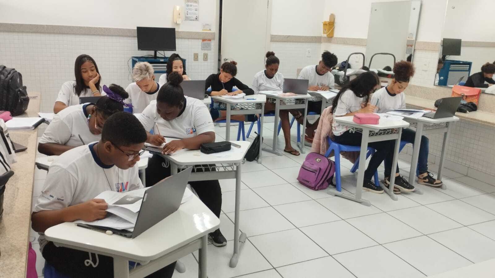 Programa EmpregaJUV: cursos de qualificação para jovens em todo o Espírito Santo já começaram