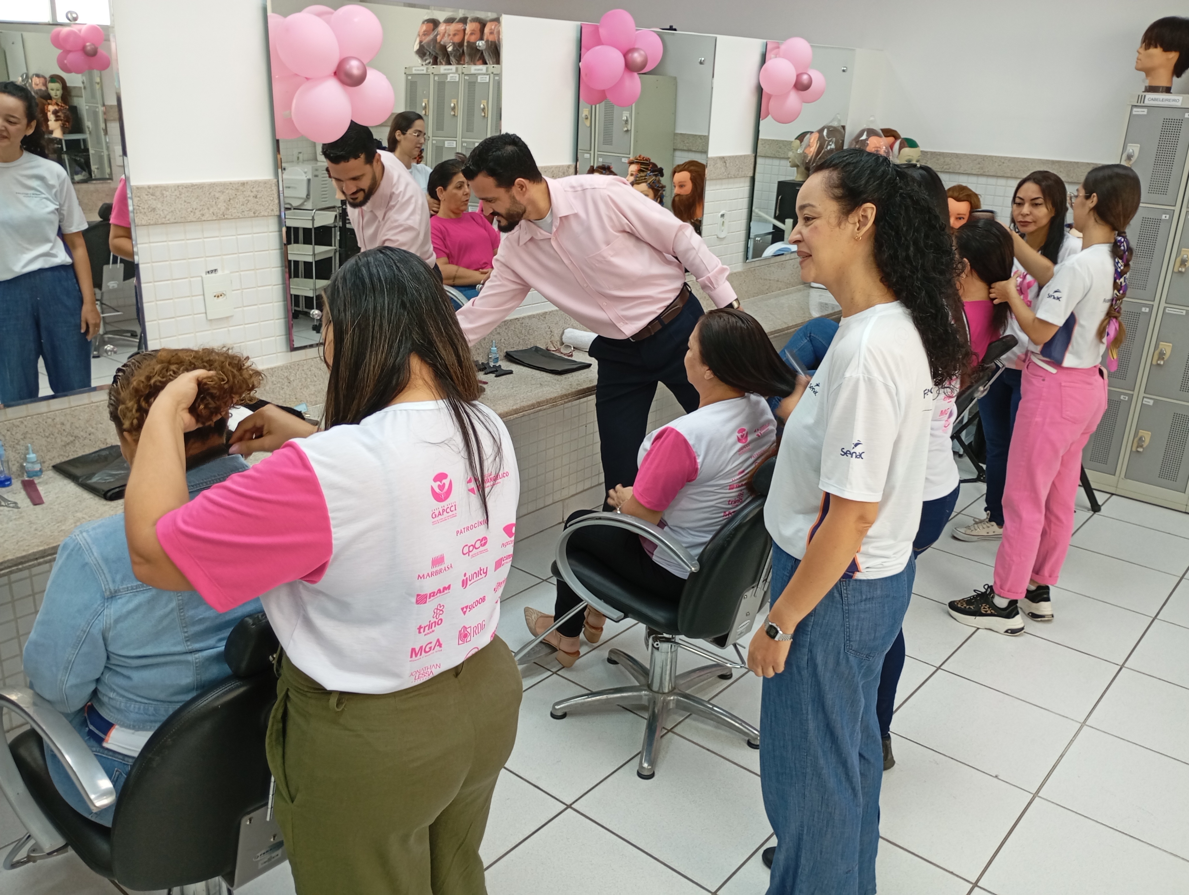 Outubro Rosa: Senac em Cachoeiro de Itapemirim faz corte gratuito de cabelos para Banco de Perucas do GAPCCI